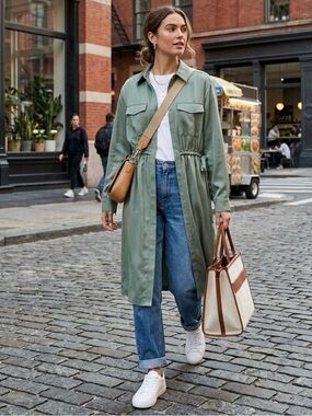 🄷&🄼 Green dress in a woven cotton blend with a sheen.